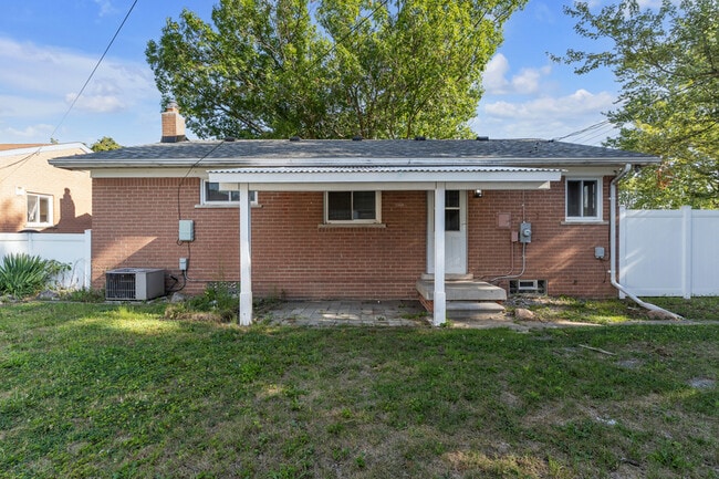 Building Photo - 31611 Lonnie Blvd