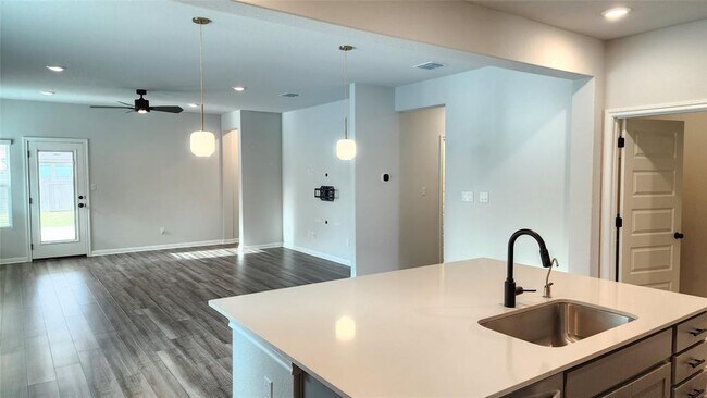 Building Photo - 704 Giorgio Moroder Dr