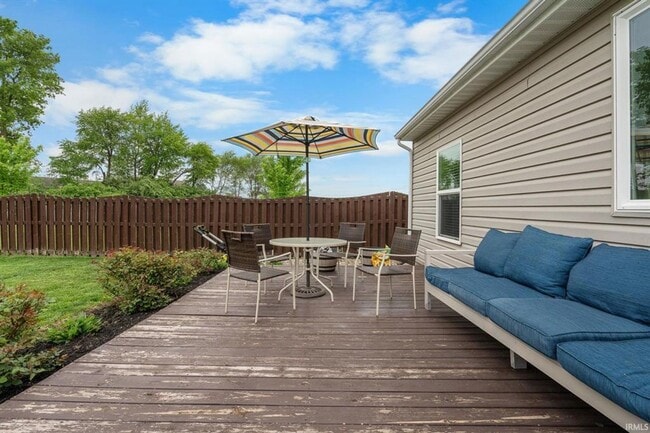 Building Photo - 3BR + Den + Biggest Fenced Yard in Neighborhood