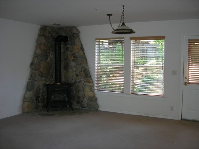 Building Photo - Lovely 2 story Home Walk to Downtown Grass...