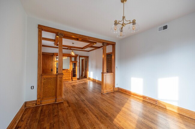 Building Photo - 2842 W Augusta Blvd