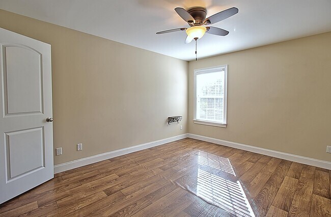 Building Photo - 41 E Clay St