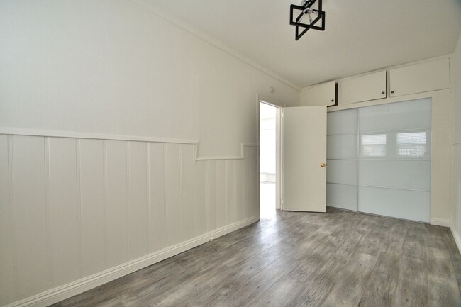 Building Photo - t232