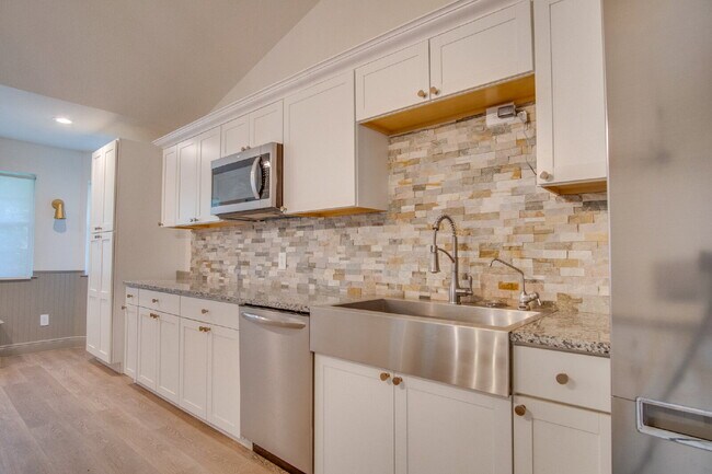 Building Photo - Stunning West Pensacola Home on Nearly an ...