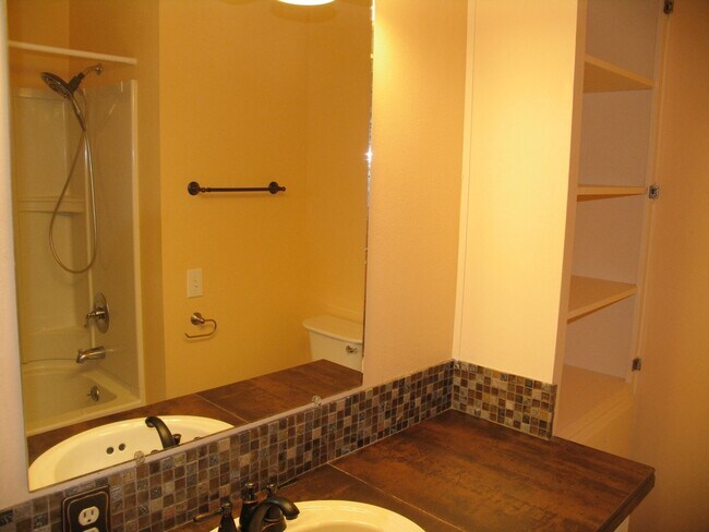 Building Photo - Nice Home in Hillsboro