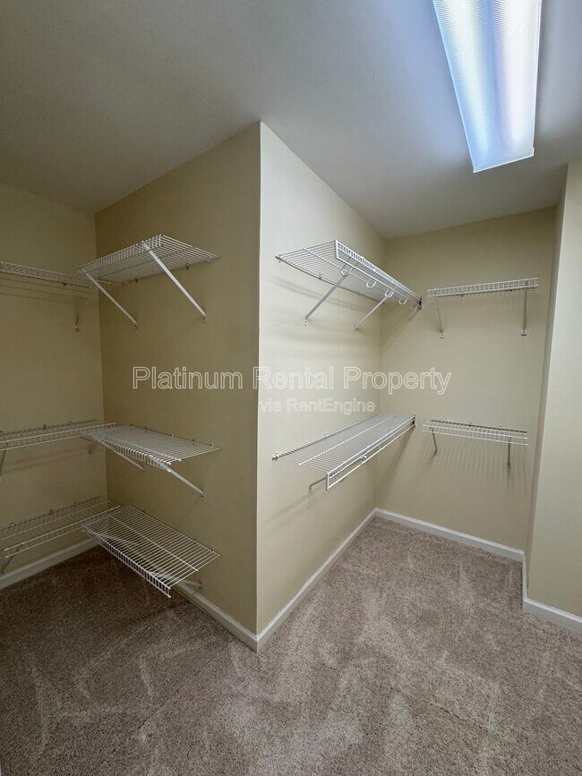 Building Photo - 425 Water Shadow Ln