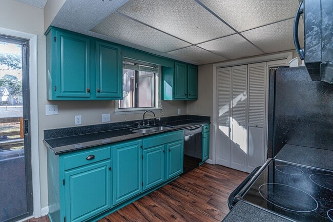 Building Photo - 2 BR, 2.5 BA Townhouse close to SJAFB! Newly renovated!