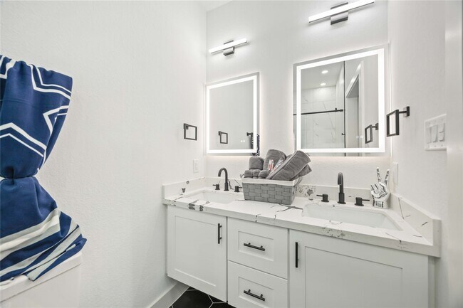 Building Photo - 964 Lucky St