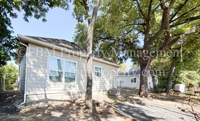 Building Photo - 818 Rose St