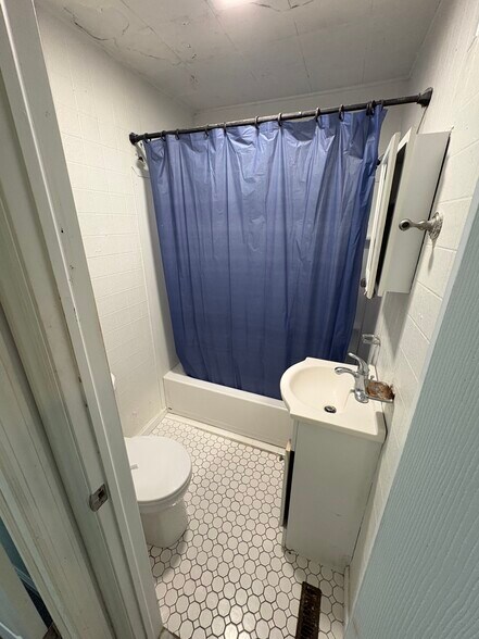 Building Photo - 4 Seawanhaka Ave