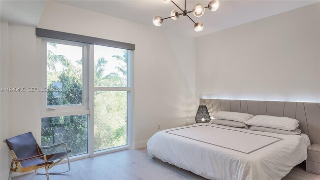 Building Photo - 455 NE 39th St