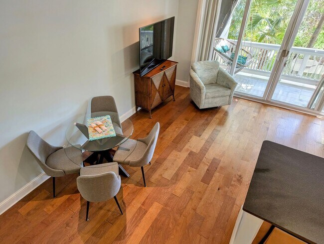 Building Photo - Elegant Old Town Condo - Your Key West Oasis