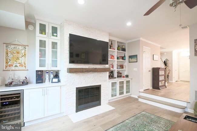 Building Photo - 332 S Alfred St