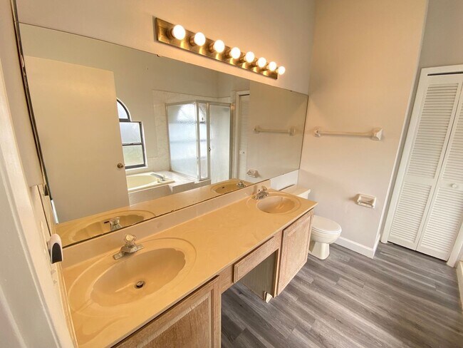 Building Photo - 12948 Broakfield Cir