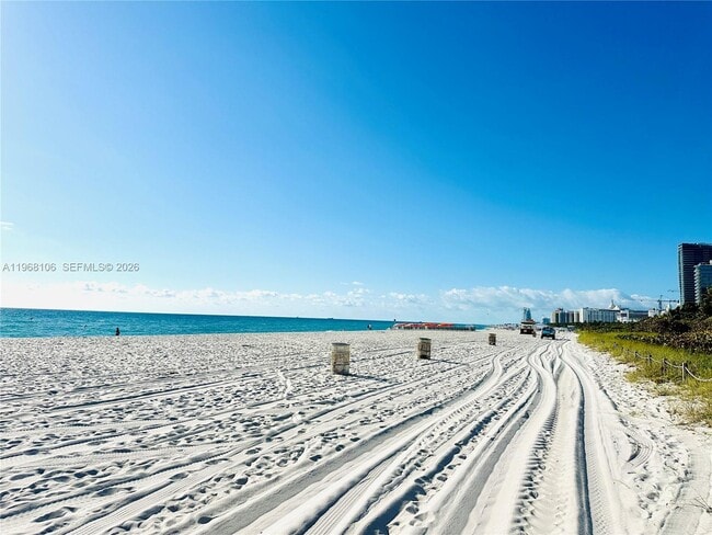 Building Photo - 2555 Collins Ave