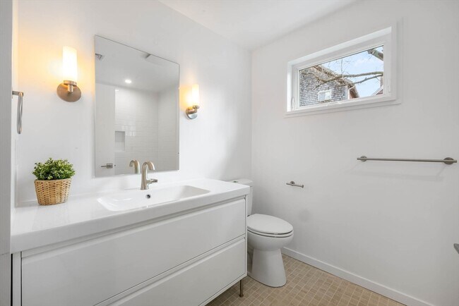 Building Photo - 561 Beechwood St