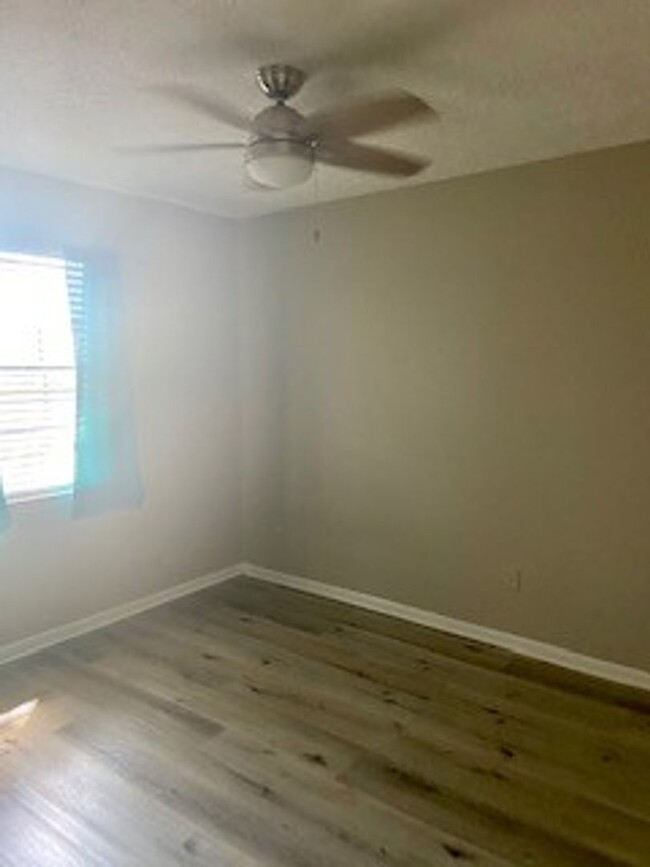 Building Photo - Beautiful home on quiet cul-de-sac! Very c...