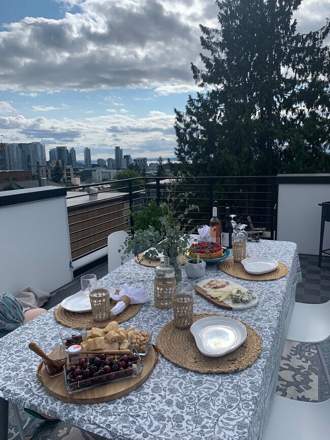 Building Photo - 1002 Boylston Ave E