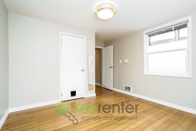 Building Photo - Inviting 3bed Seattle Home with Garage, Yard, and Parking!