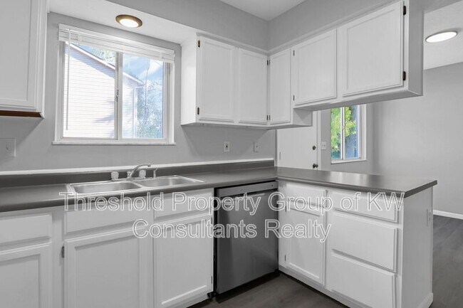 Building Photo - 2522-2524 Weyburn Road - 2524