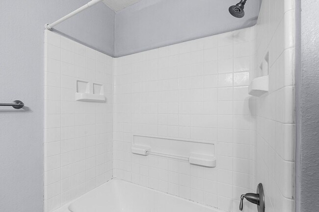 Building Photo - $200 Off First Months Rent! Cozy 3-Bedroom...