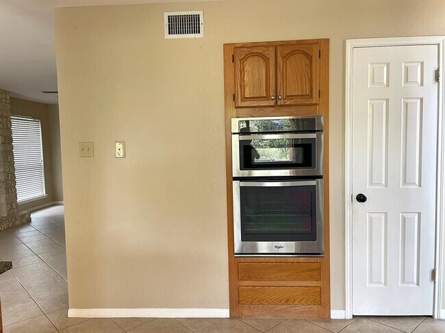 Building Photo - 9005 Scottish Pastures Dr
