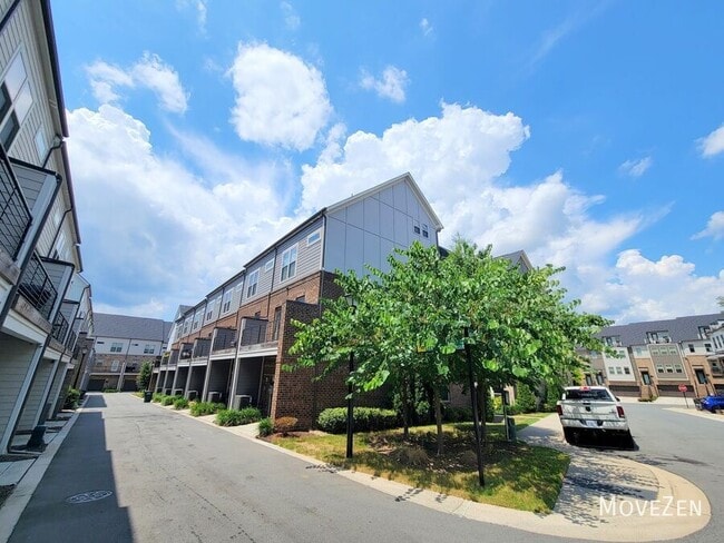 Building Photo - 15041 New Amsterdam Ln