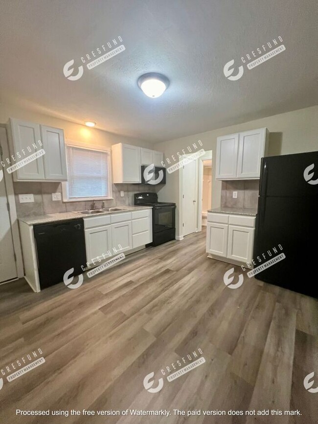 Building Photo - Spacious 1 BR 1 Bath bottom unit