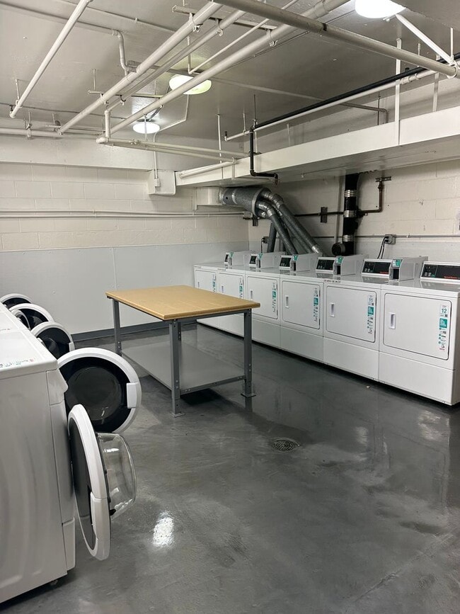 Building Photo - Adorable Remodeled Studio! Walk to Lake Merritt, Trader Joes, Whole Foods! Parking Included!