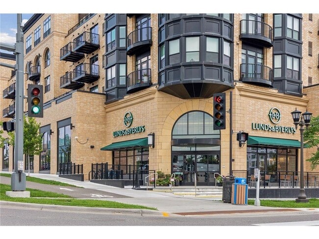 Building Photo - 870 Mount Curve Blvd