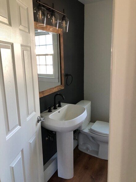 Building Photo - 208 S Main St.