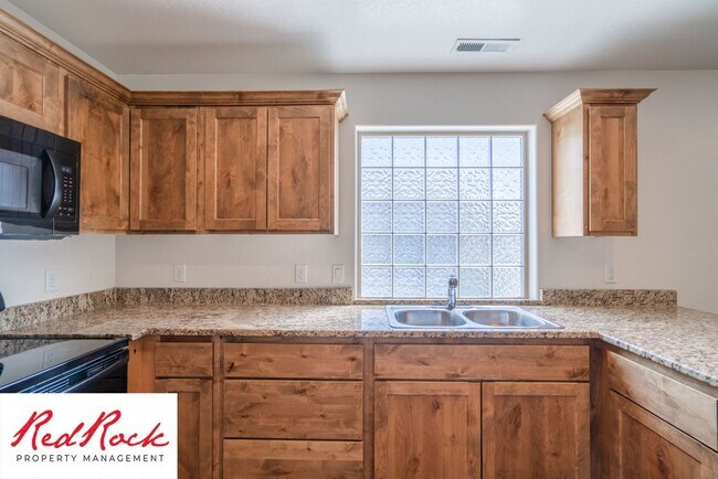 Building Photo - DOG-FRIENDLY 4 Bedroom Townhome with INTERNET INCLUDED!