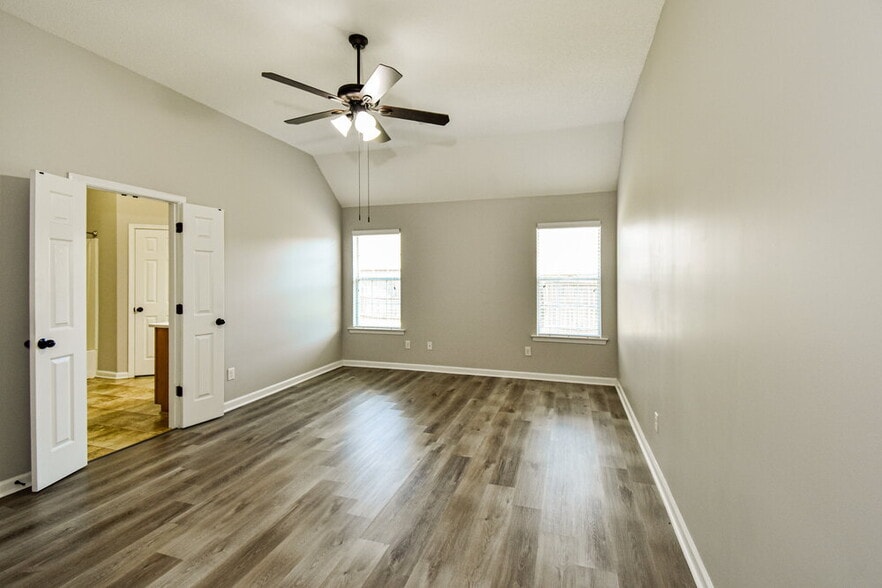 Building Photo - 9892 Southern Oak Way