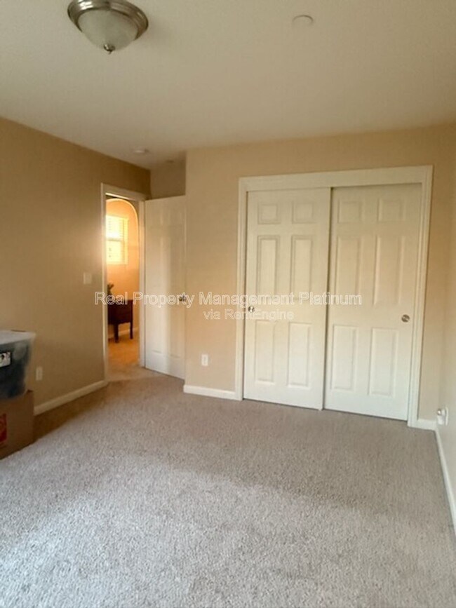 Building Photo - 1532 N Sanders Ave