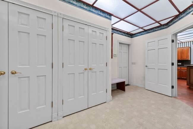 Building Photo - "Experience Luxury Living: Expansive 4-Bedroom Retreat Estate with Scenic Views and Elegant Finis...