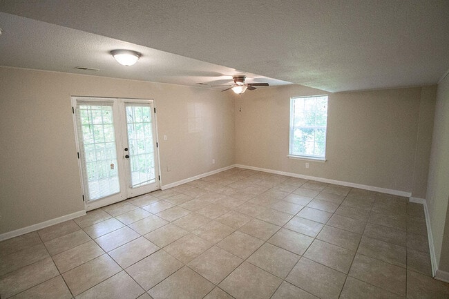 Building Photo - 1329 Valley Creek Ln