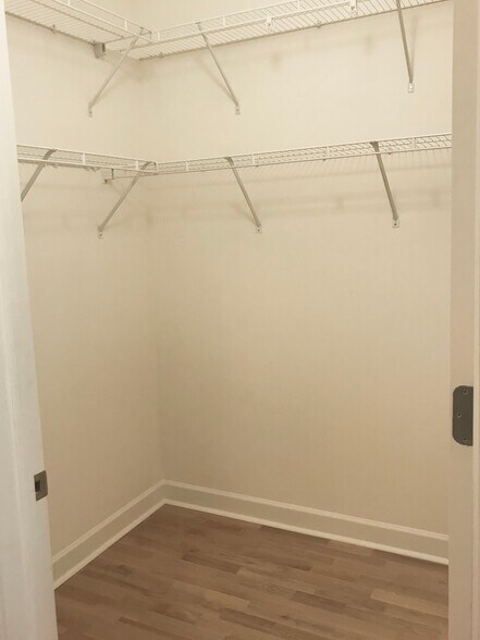 Building Photo - 450 E Waterside Dr