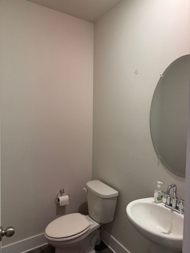 Building Photo - Great Price and location!