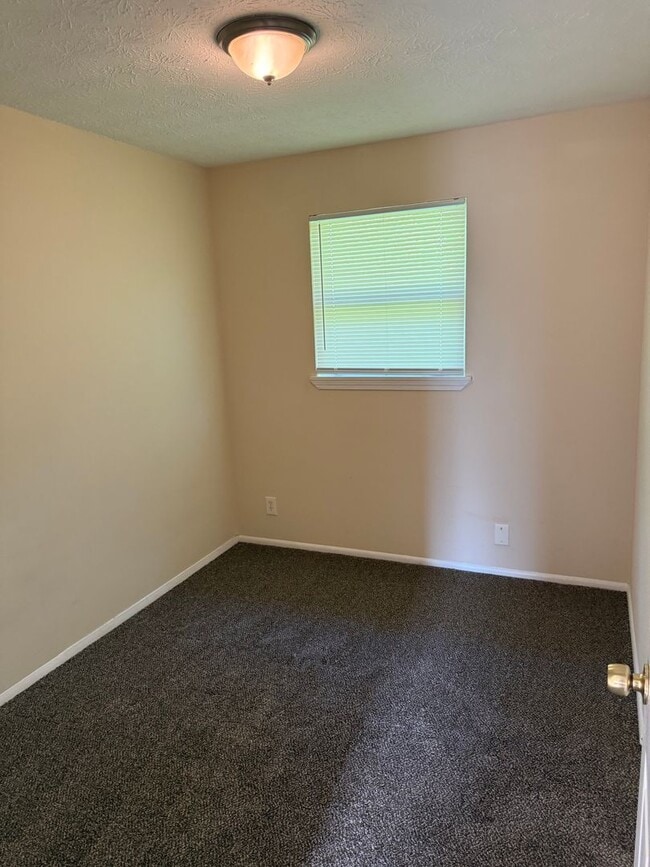 Building Photo - Move in ready 4 bedroom home!