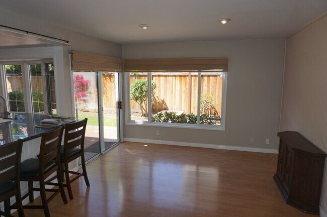 Building Photo - Stunning 4 Bedroom 2.5 Bath Home with Offi...
