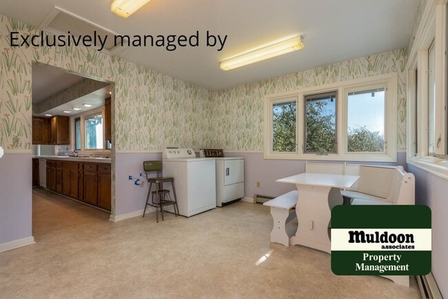 Building Photo - Beautiful 3 bedroom home with two car garage in Old Broadmoor