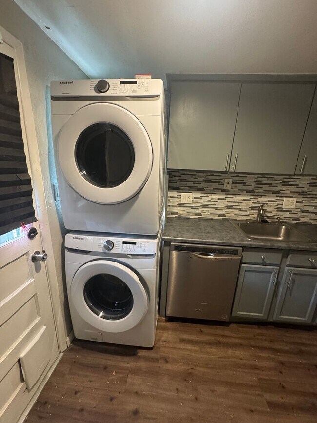 Building Photo - Remodeled 2 Bed, 1 Bath Condo in the Goldsmith Neighborhood!  **Move-In Special**