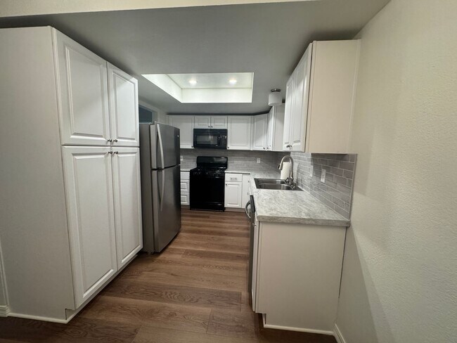 Building Photo - 2 Bedroom, 1 bath condo with washer/dryer, garage, parking, pool