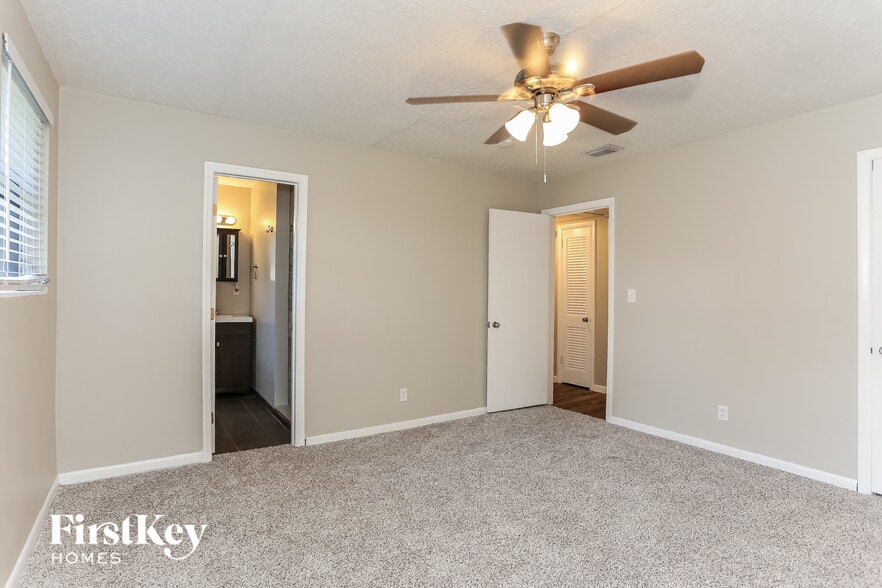 Building Photo - 2517 Columbine Dr N