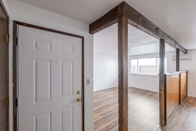 Building Photo - Beautiful 4 Bed, 2 Bath Townhouse with Lots of Closet Space and Laundry In Unit!