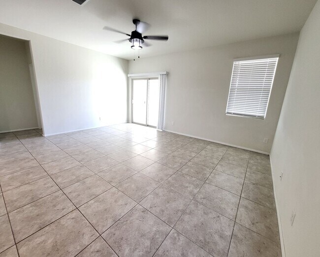 Building Photo - 3 Bedroom 2 Bathroom Magma Ranch Home