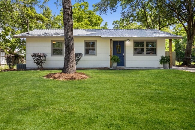 Building Photo - 133 Hickory Dr