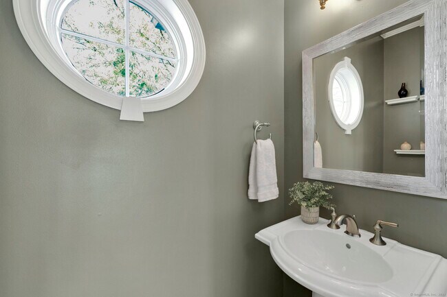 Building Photo - 32 Bay Hill Dr