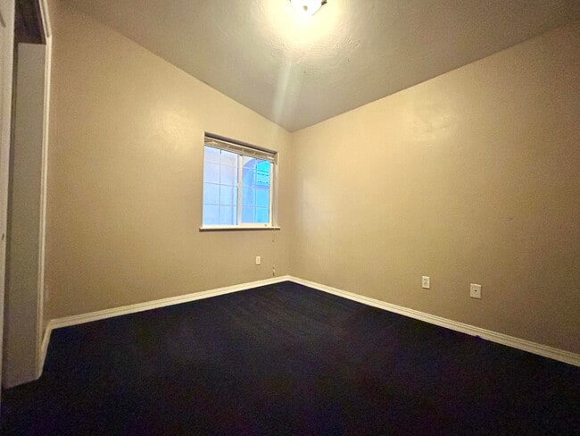 Building Photo - 85 Hartel Pl