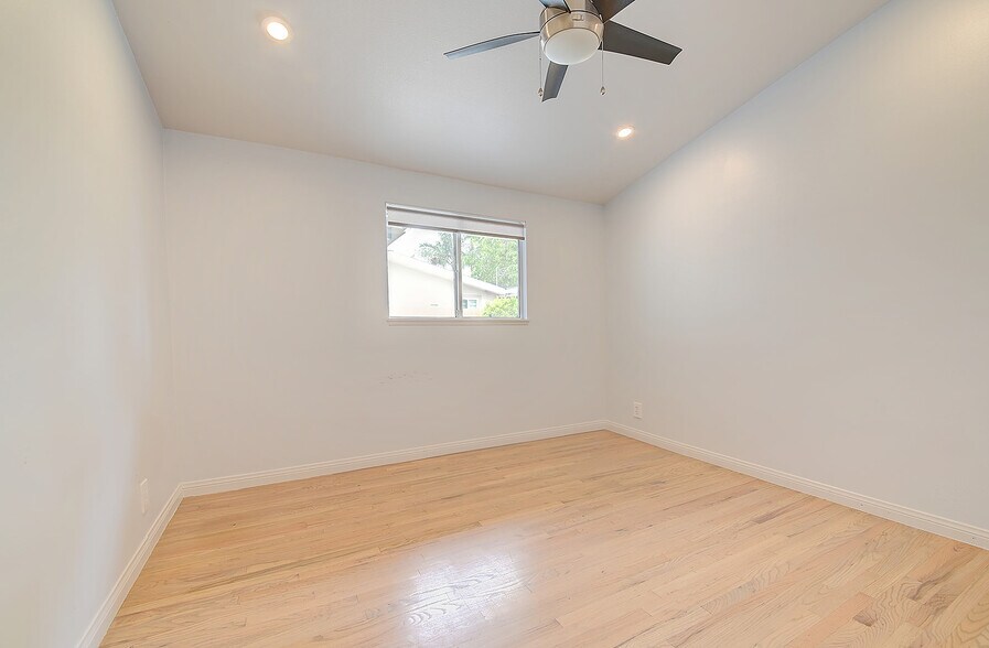Building Photo - 2044 W Spruce Ave